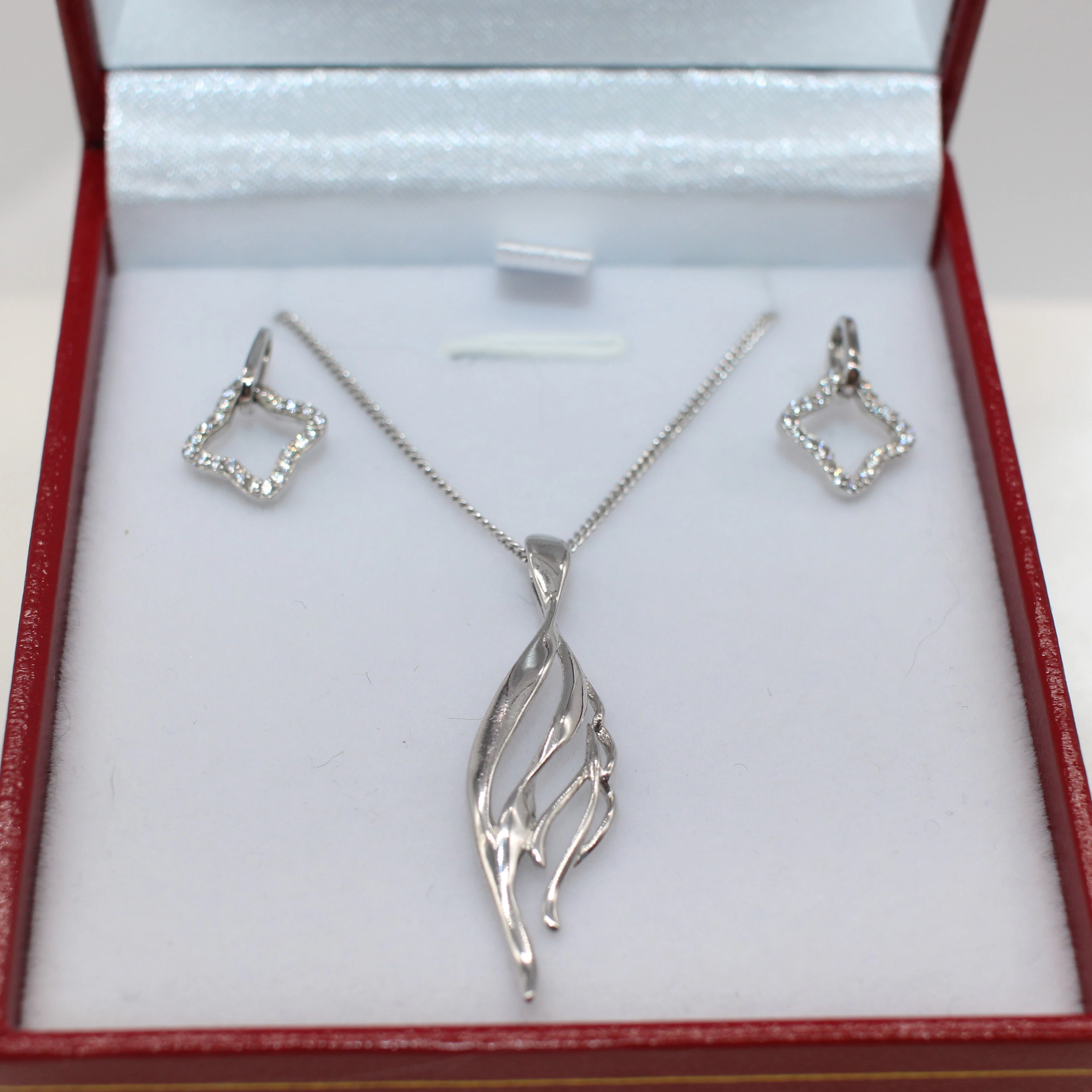 SILVER & CUBIC ZIRCONIA NECKLACE & EARRING SUITE.