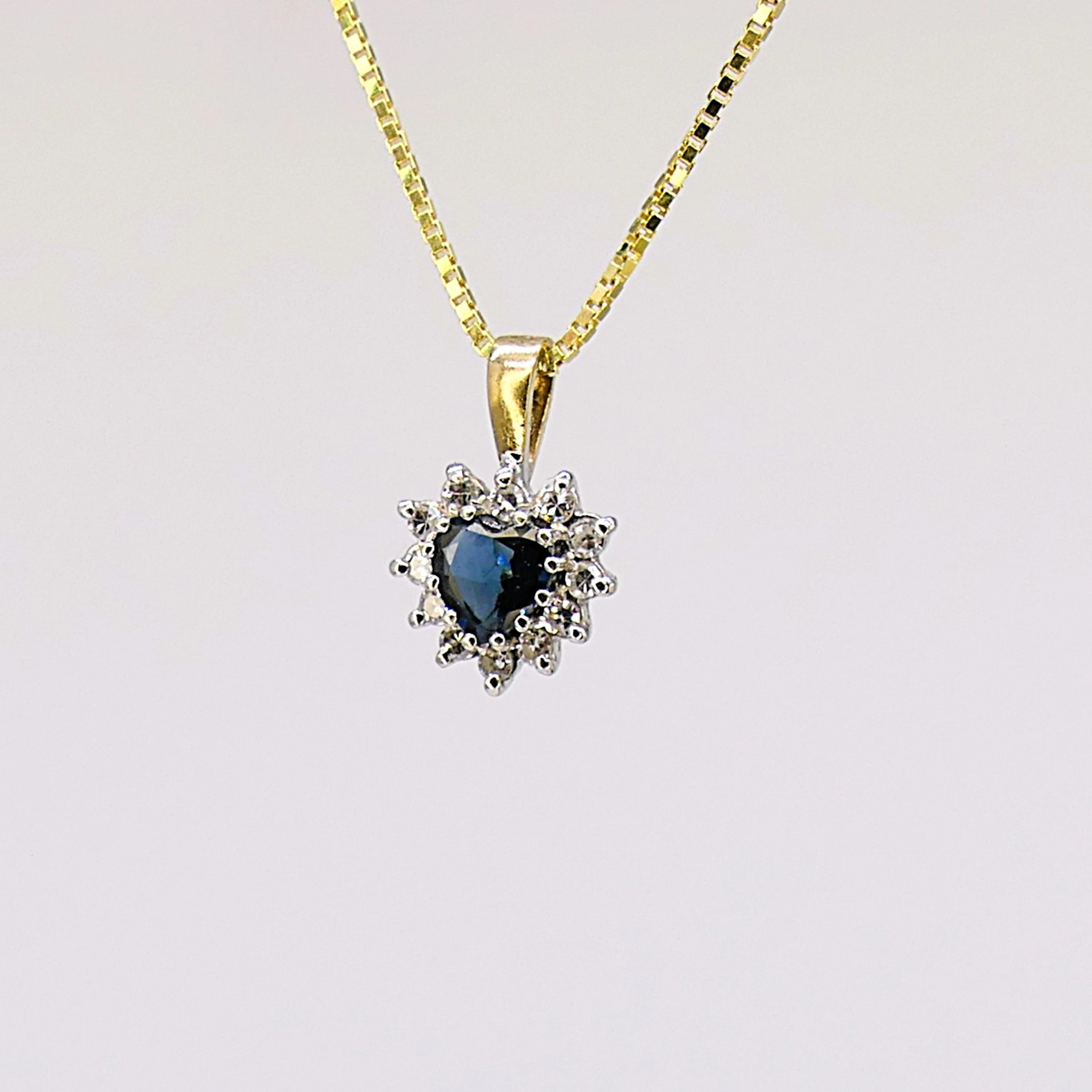 GOLD SAPPHIRE AND DIAMOND CLUSTER PENDANT.