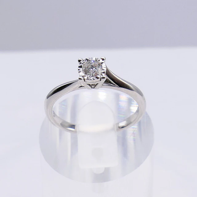 WHITE GOLD DIAMOND SOLITAIRE RING.