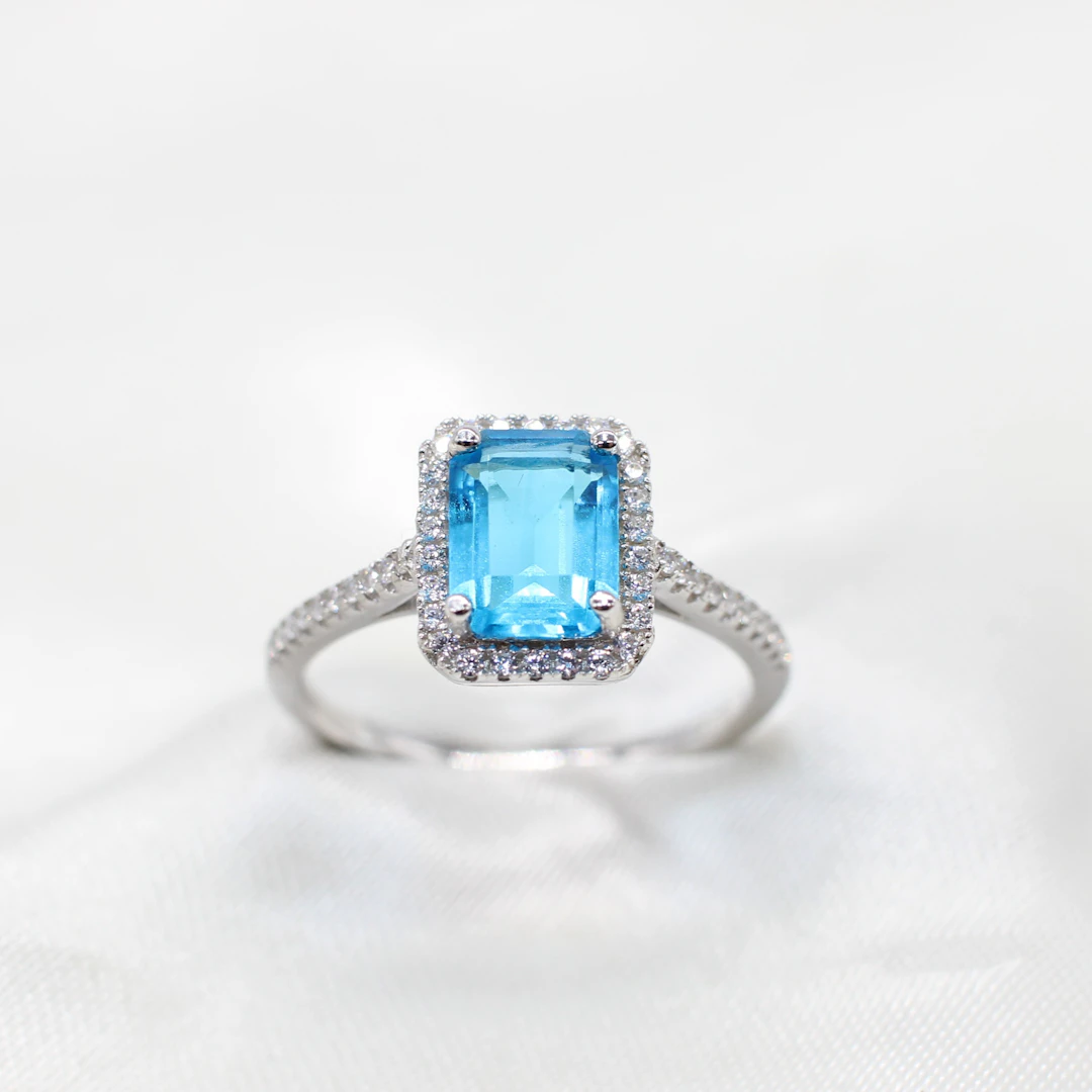 SILVER RING WITH BLUE STONE.