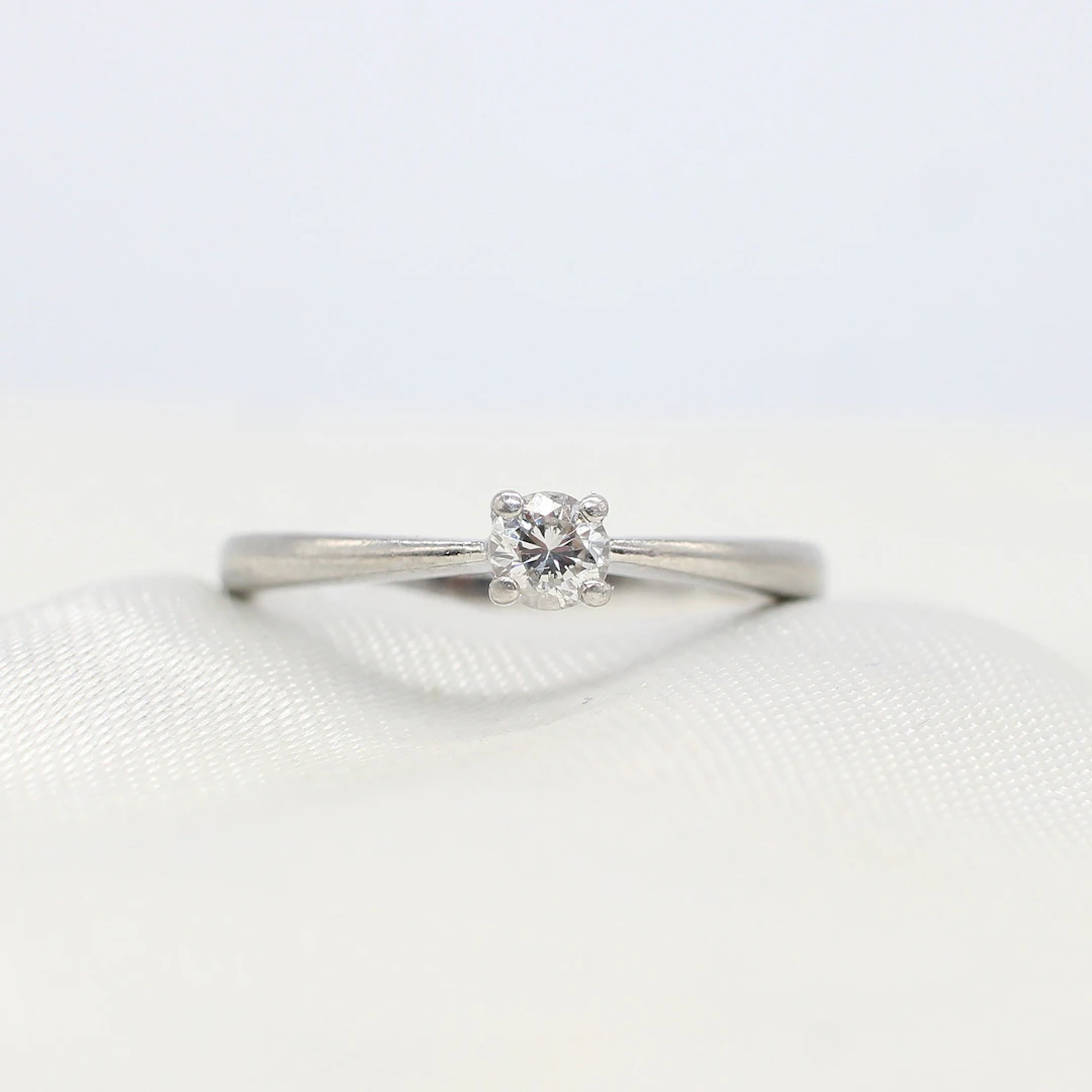 PLATINUM DIAMOND SOLITAIRE RING.