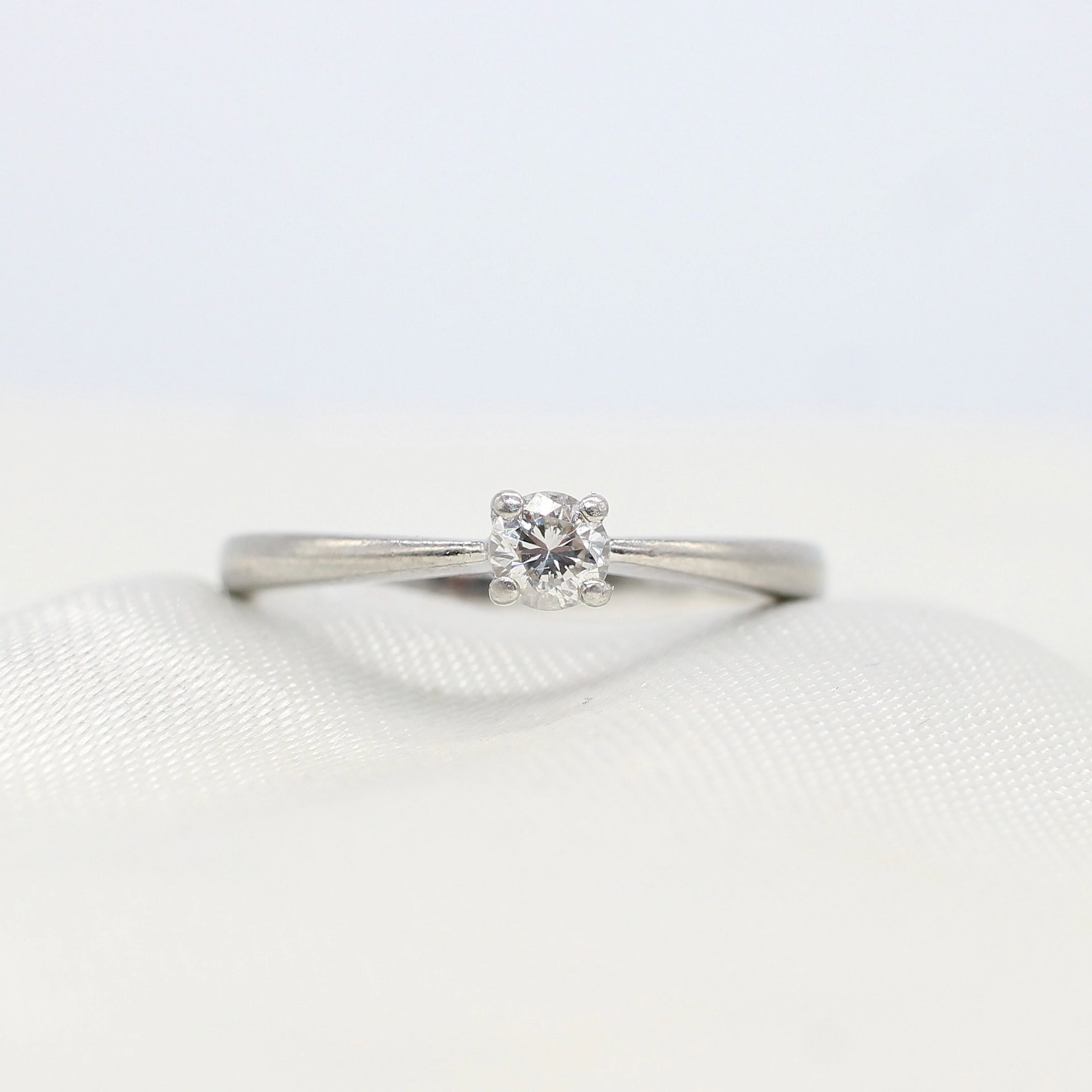 PLATINUM DIAMOND SOLITAIRE RING.