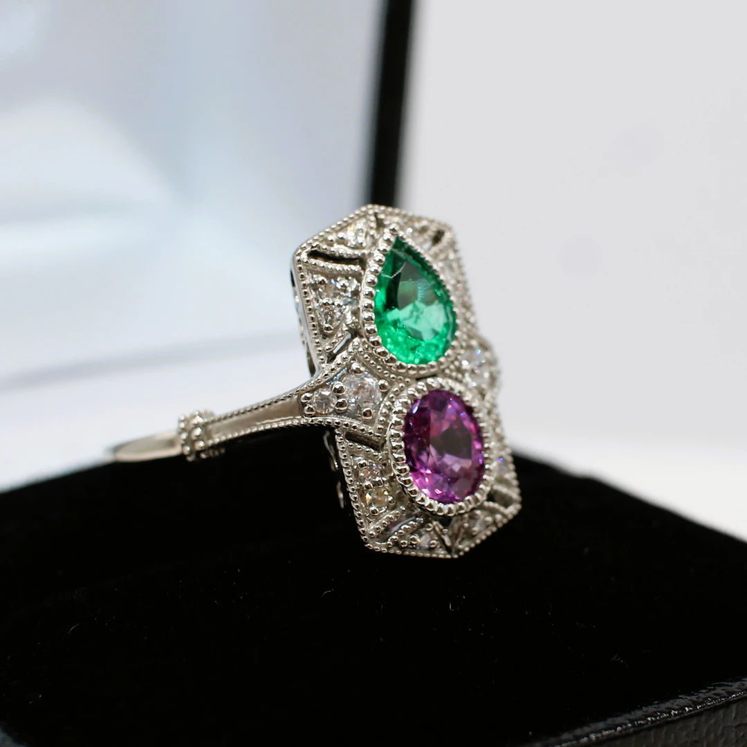 PINK SAPPHIRE, EMERALD & DIAMOND RING.