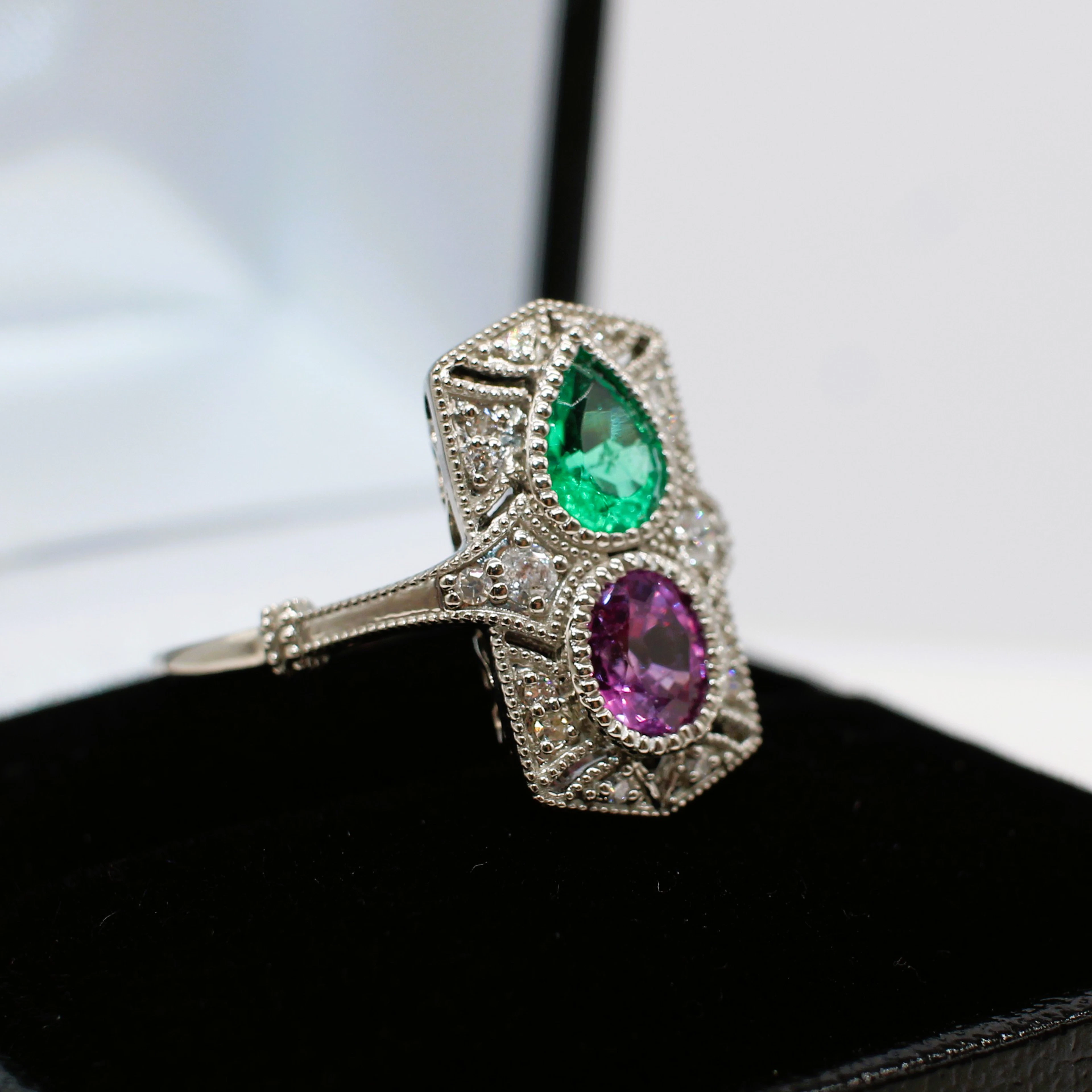 PINK SAPPHIRE, EMERALD & DIAMOND RING.
