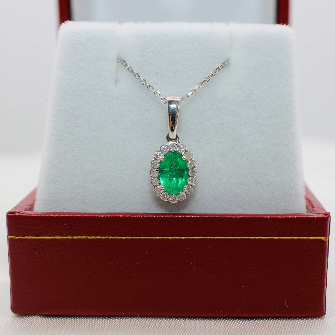 EMERALD & DIAMOND NECKLACE.