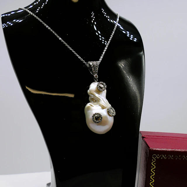 BAROQUE PEARL DIAMOND SET PENDANT.