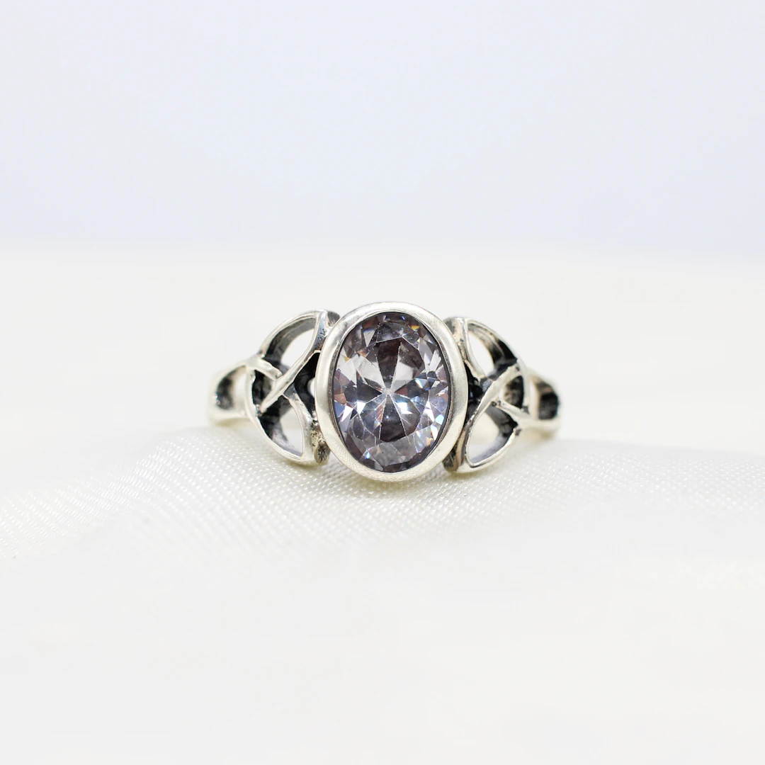 SILVER CELTIC STYLE RING.