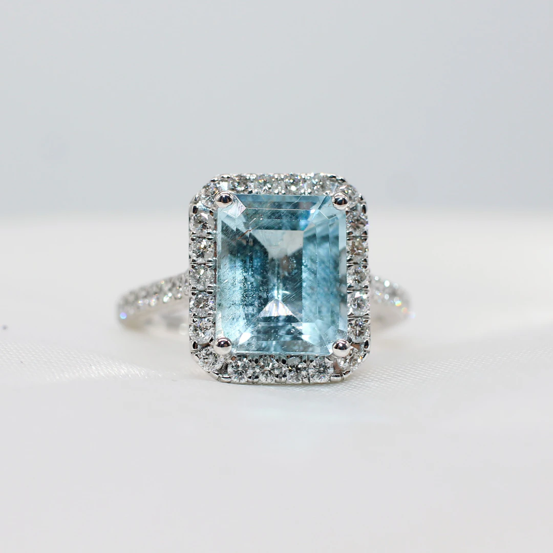 PLATINUM AQUAMARINE & DIAMOND RING.