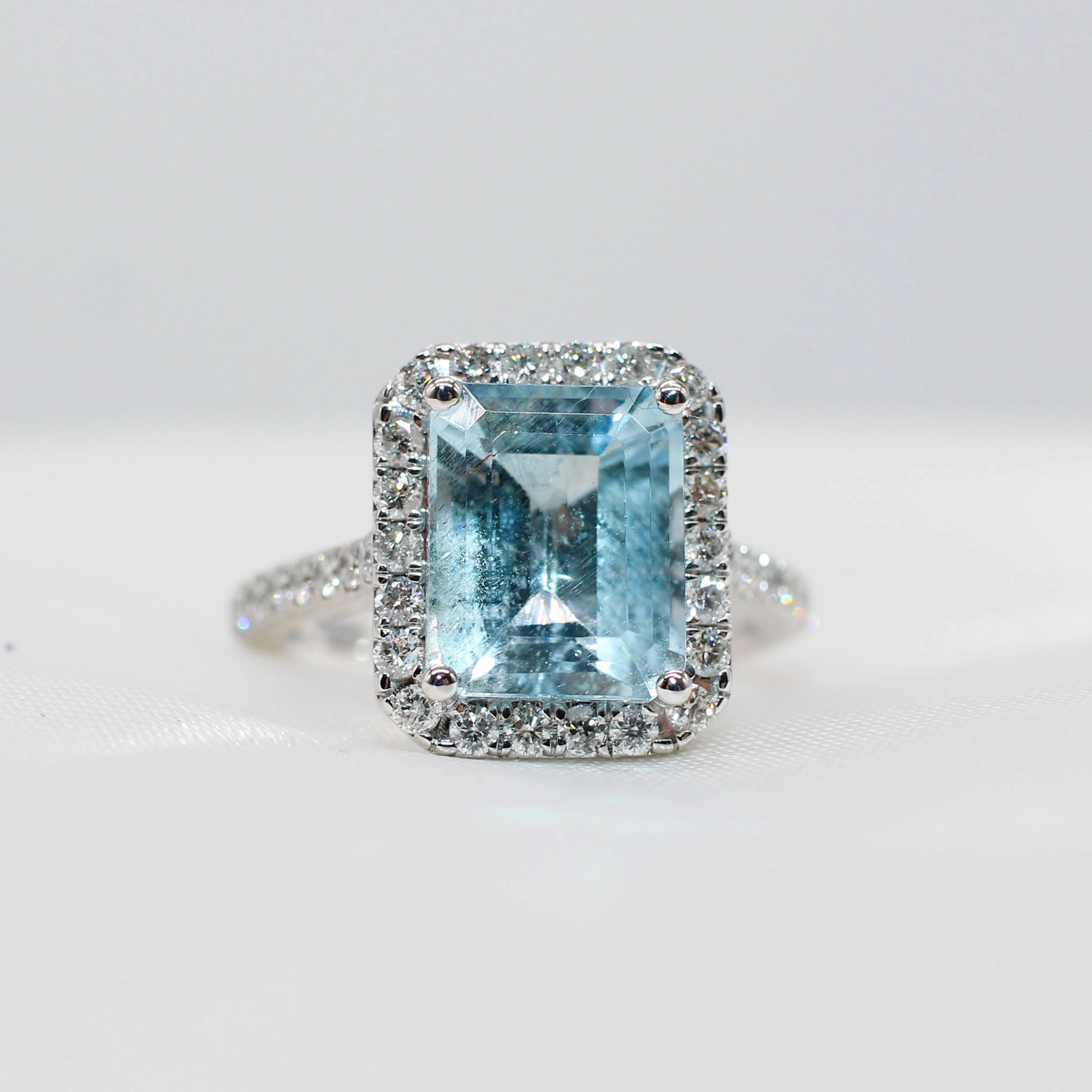 PLATINUM AQUAMARINE & DIAMOND RING.