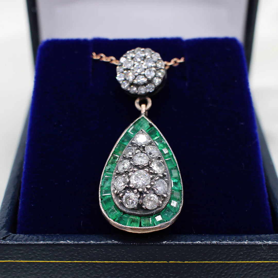EMERALD & DIAMOND PENDANT NECKLACE.