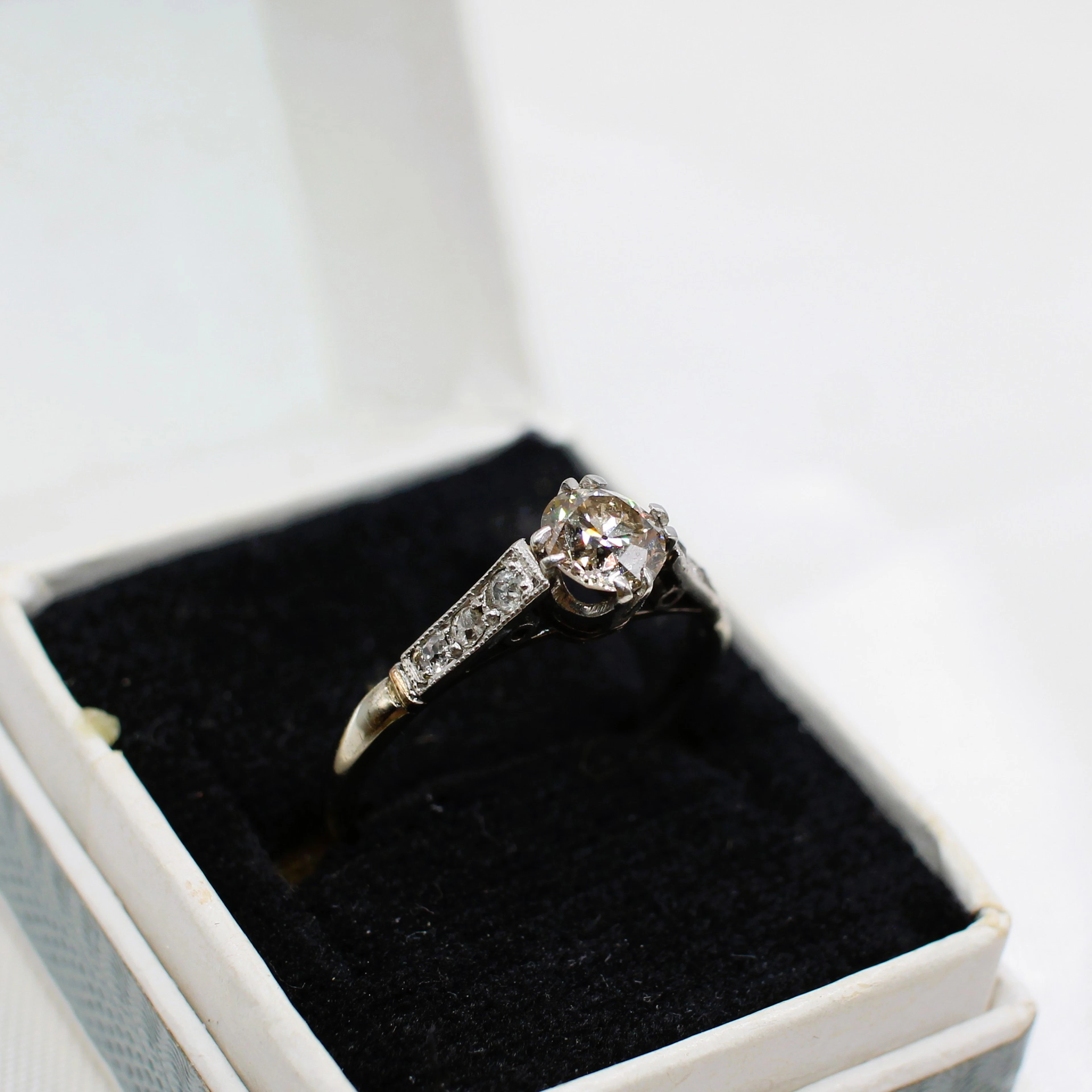 ANTIQUE OLD CUT DIAMOND SOLITAIRE RING.
