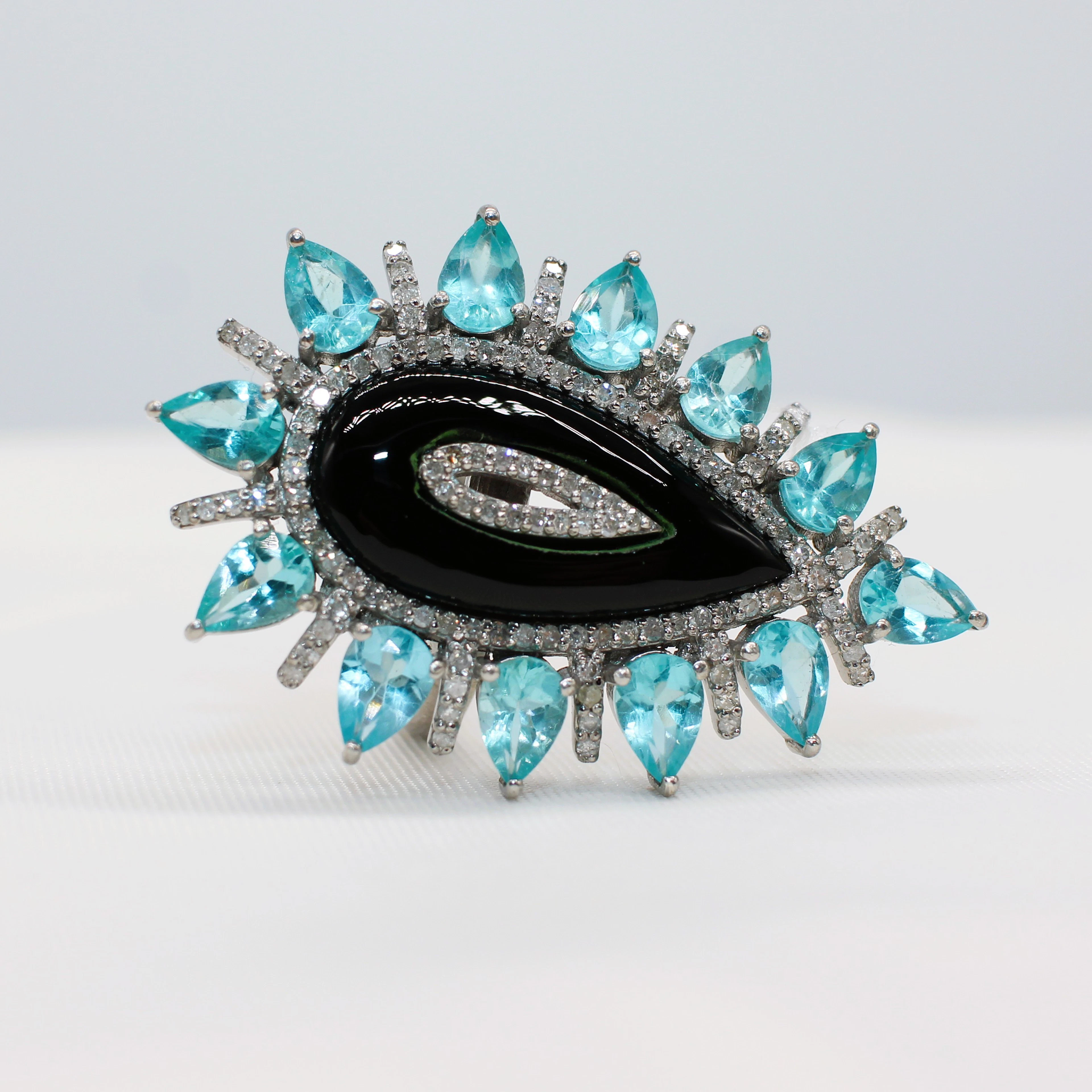 ONYX, APATITE & DIAMOND RING.