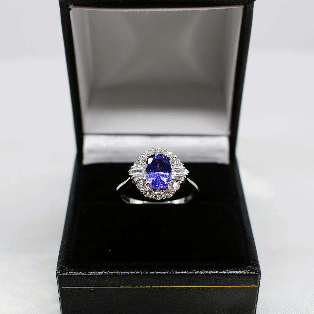 DIAMOND & TANZANITE 18K GOLD RING.