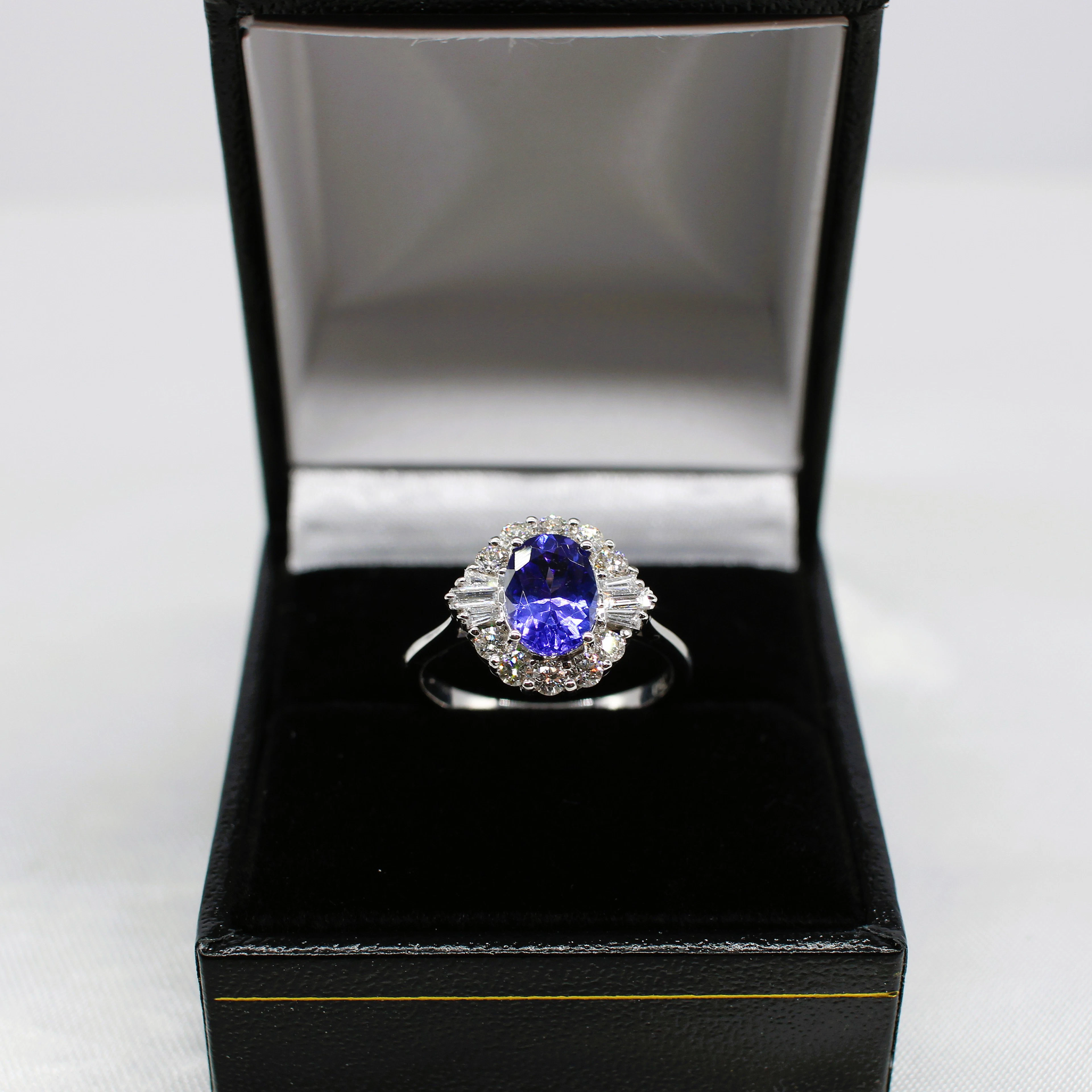 DIAMOND & TANZANITE 18K GOLD RING.