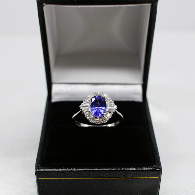 DIAMOND & TANZANITE 18K GOLD RING.