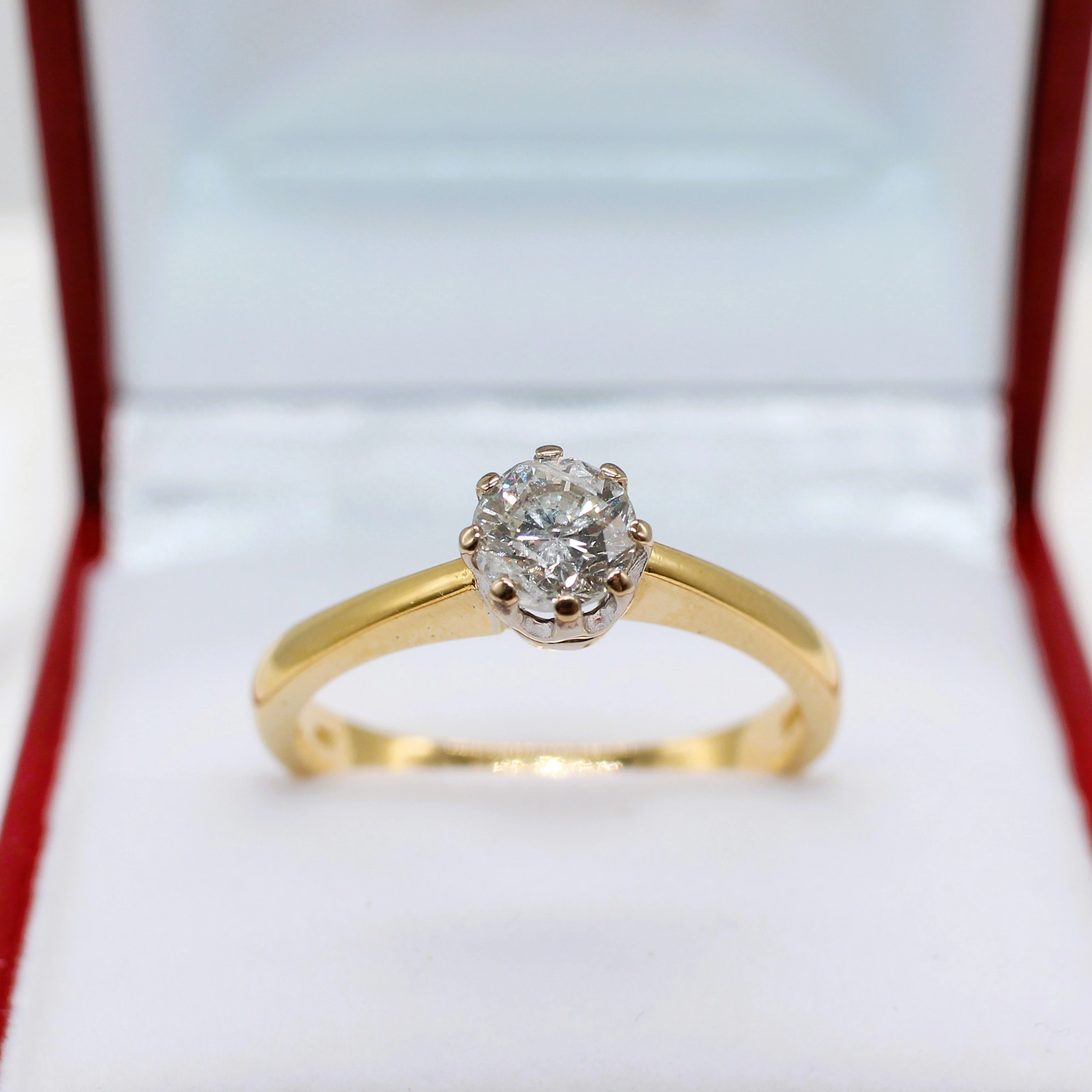 18K YELLOW GOLD SOLITAIRE DIAMOND RING.