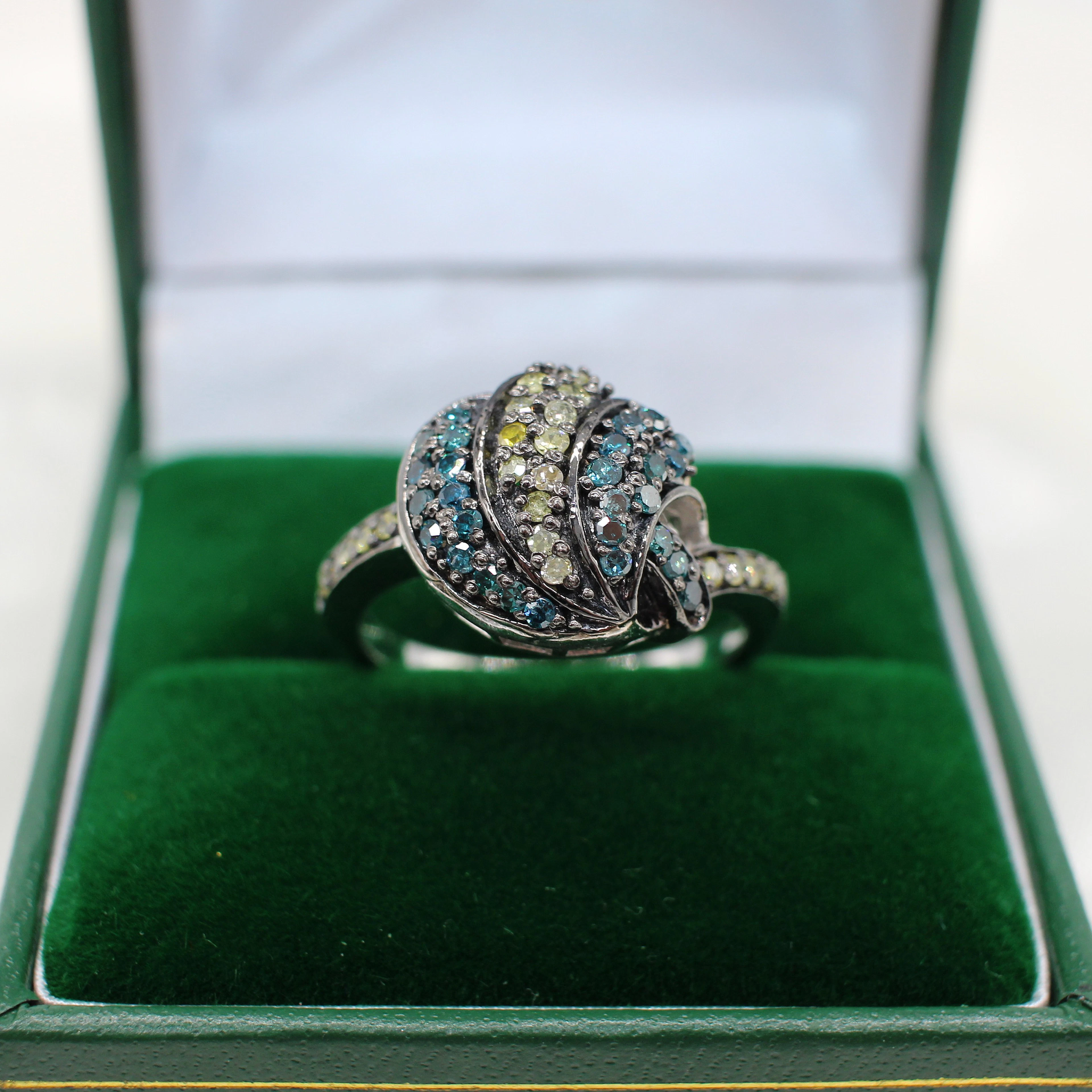 BLUE & FANCY COLOURED DIAMOND RING.