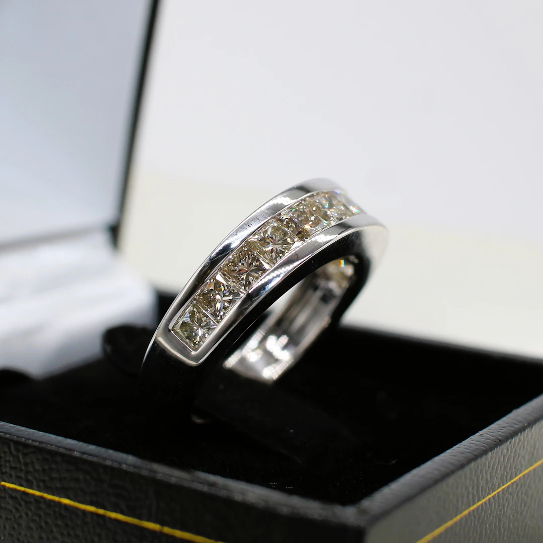 1.70CT DIAMOND ETERNITY RING.