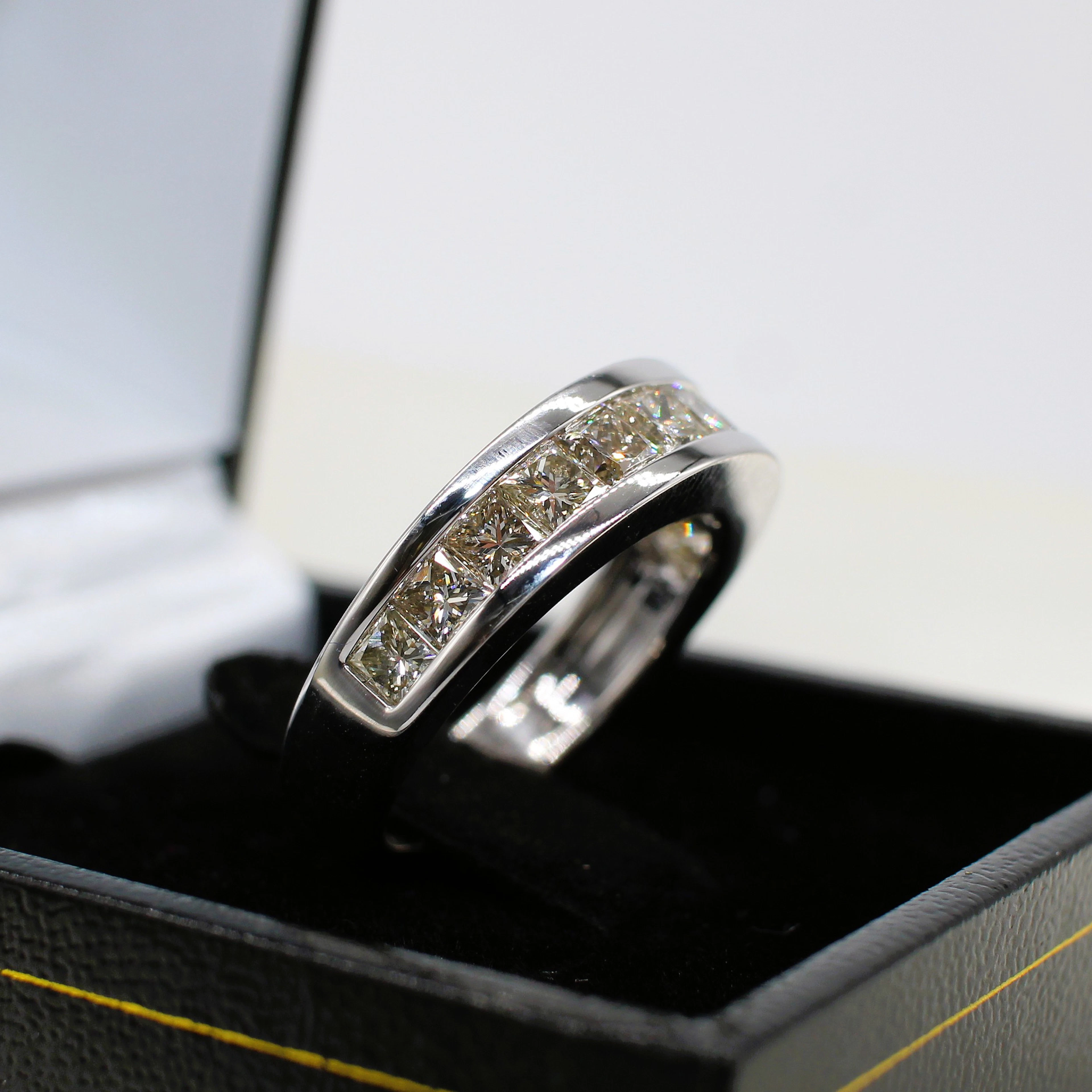 1.70CT DIAMOND ETERNITY RING.