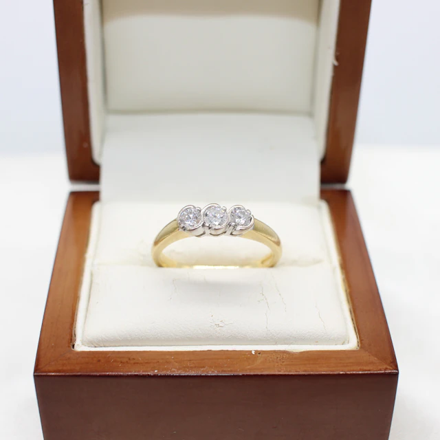 18K DIAMOND TRILOGY RING 0.40CT.