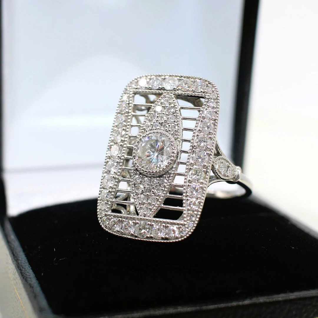 ART DECO STYLE DIAMOND PANEL RING.