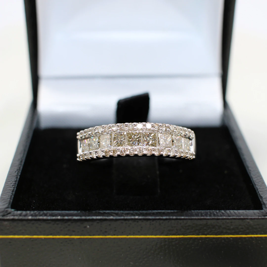 1.31CT DIAMOND HALF ETERNITY RING.