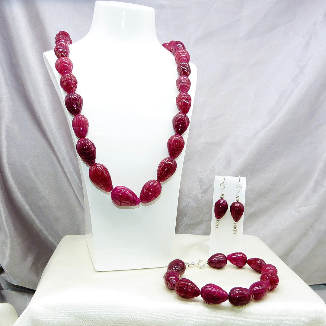 RECONSTITUTED RUBY JEWELLERY SUITE.