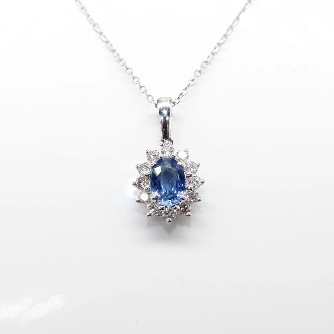 18K SAPPHIRE & DIAMOND CLUSTER NECKLACE.