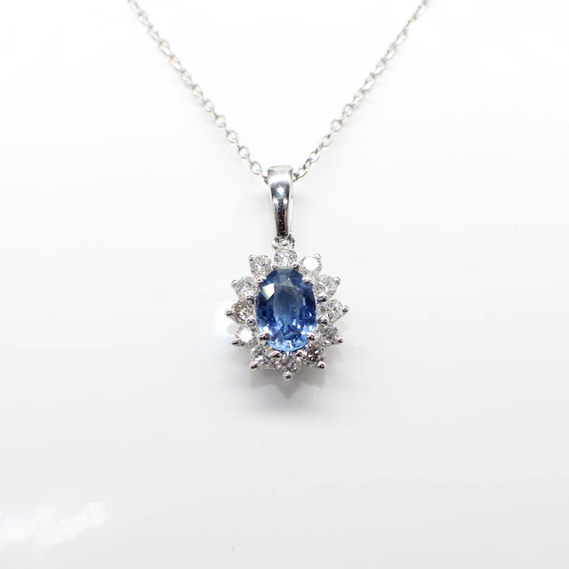 18K SAPPHIRE & DIAMOND CLUSTER NECKLACE.