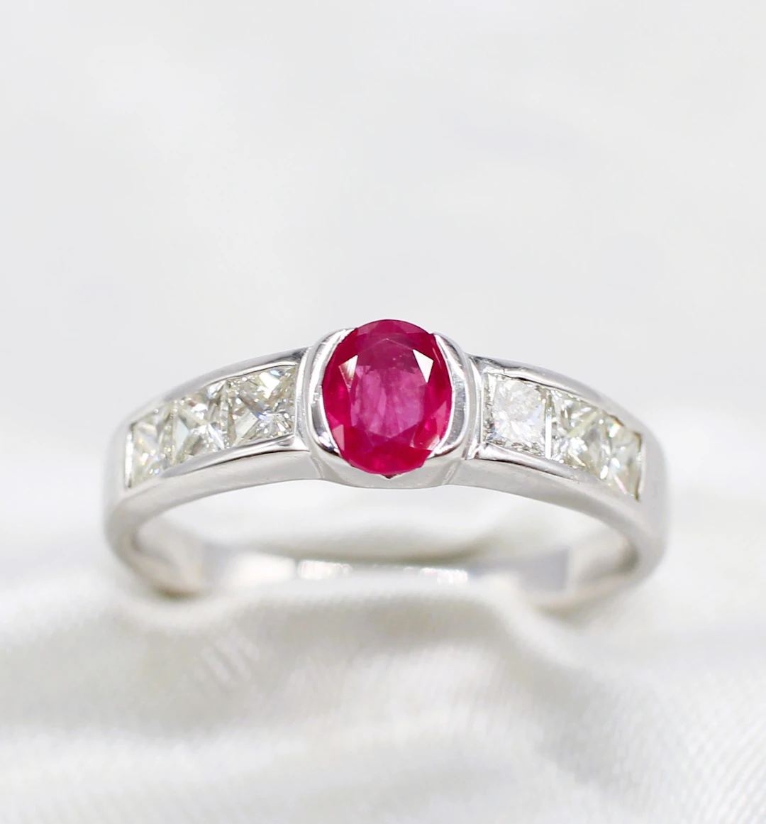 RUBY & DIAMOND RING.