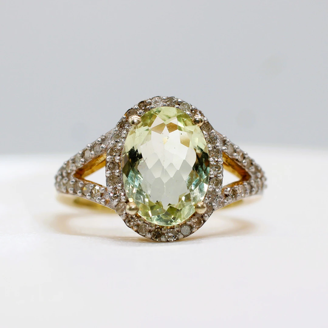 GREEN BERYL & DIAMOND CLUSTER RING.