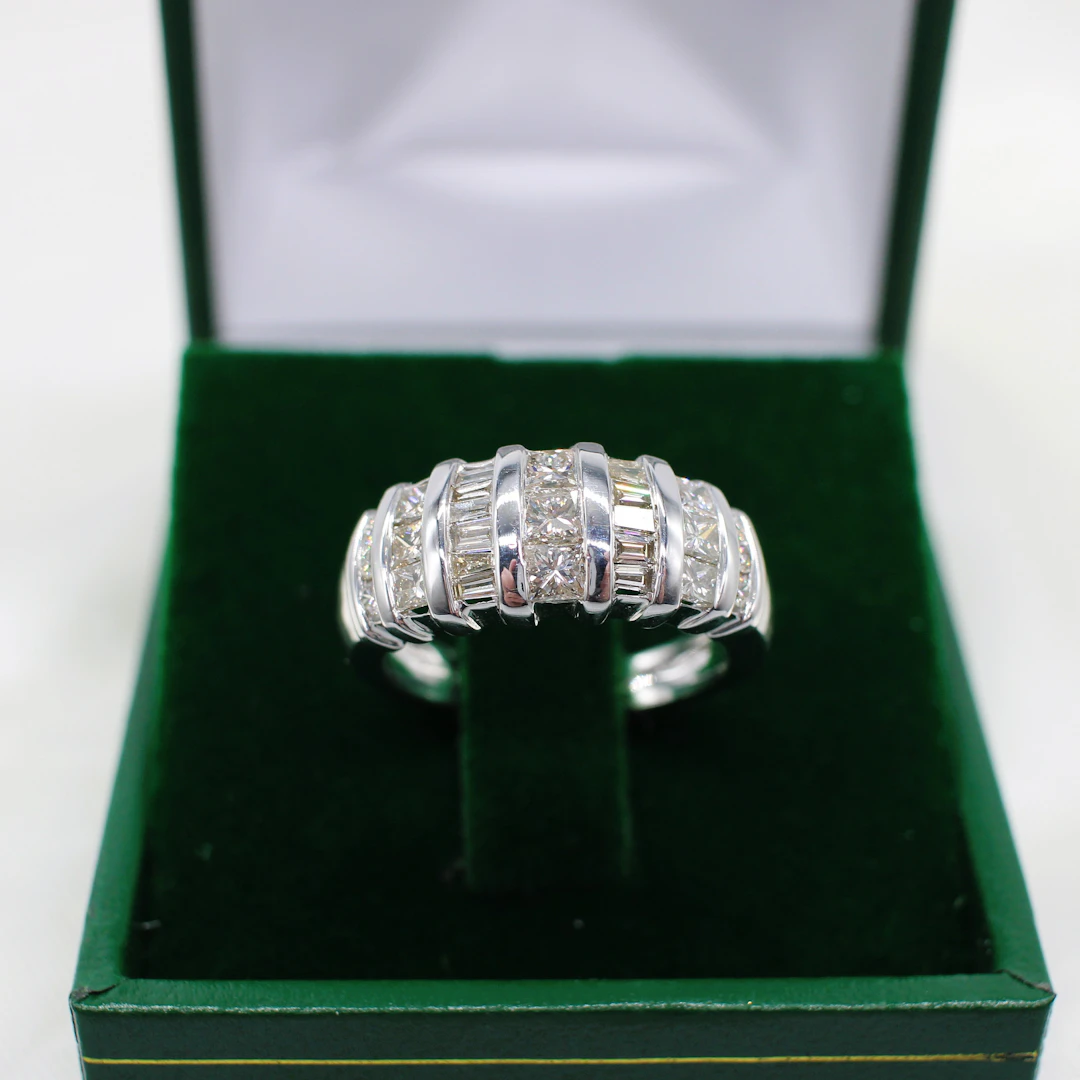 1.10CT DIAMOND DRESS RING.