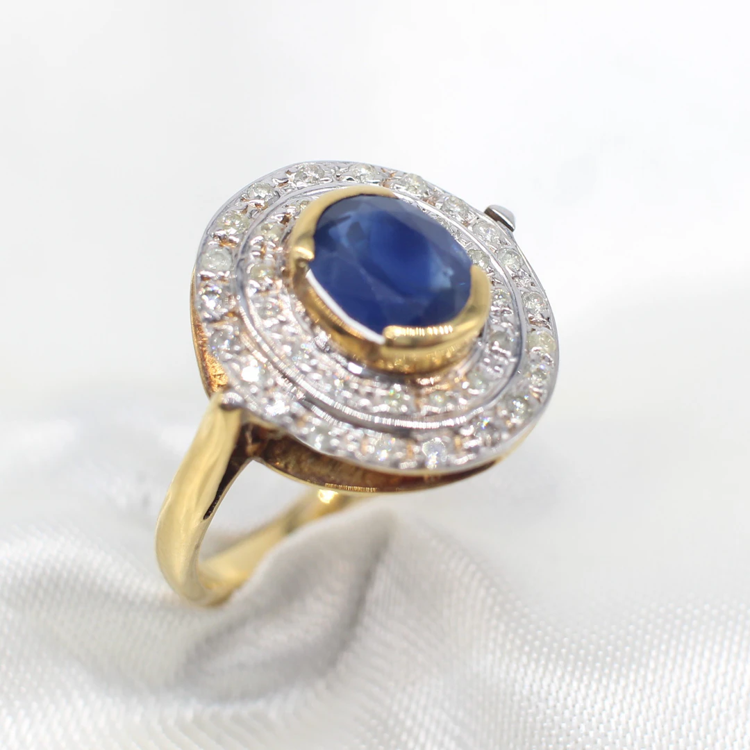 SAPPHIRE & DIAMOND CLUSTER RING.