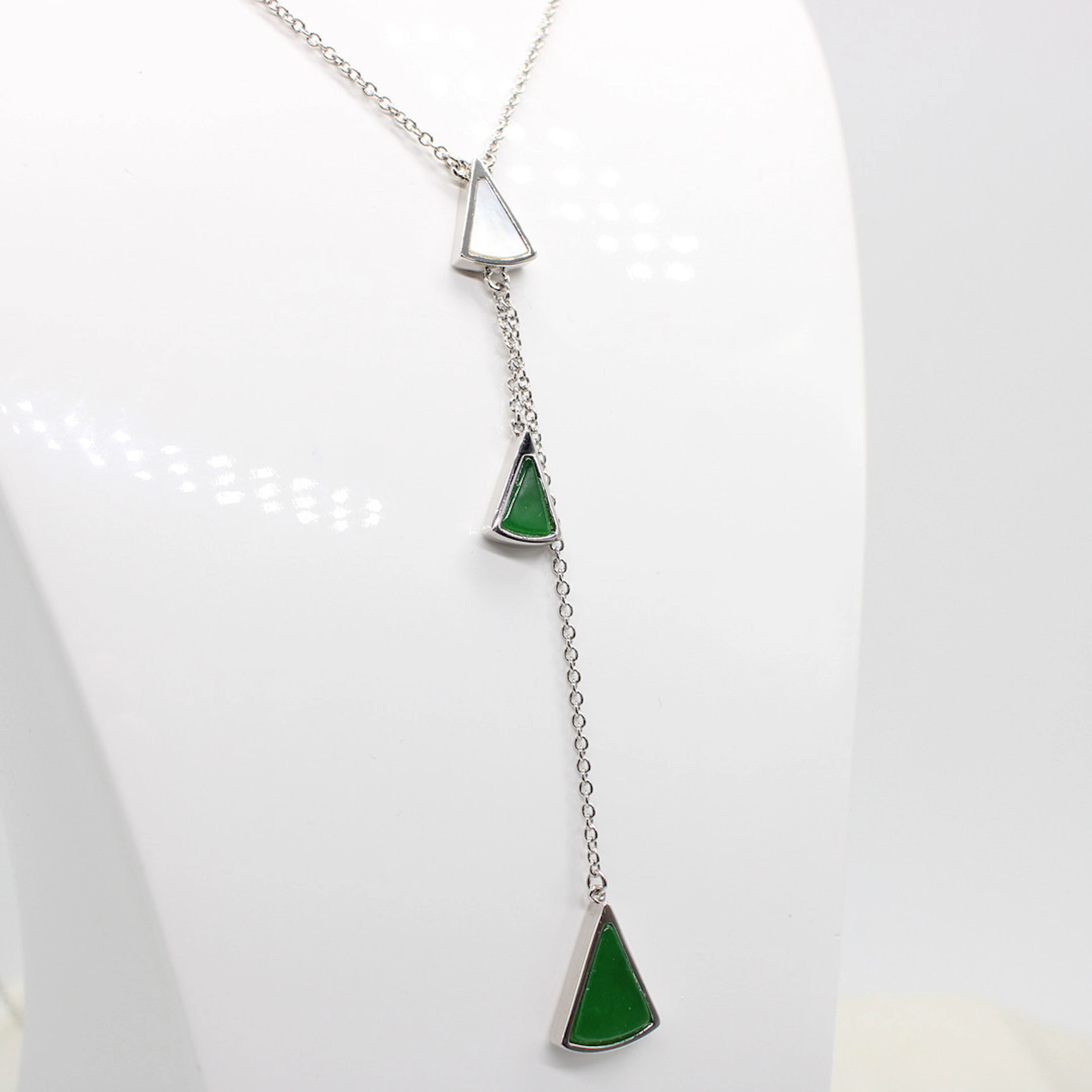 MOTHER OF PEARL & AGATE NECKLACE.