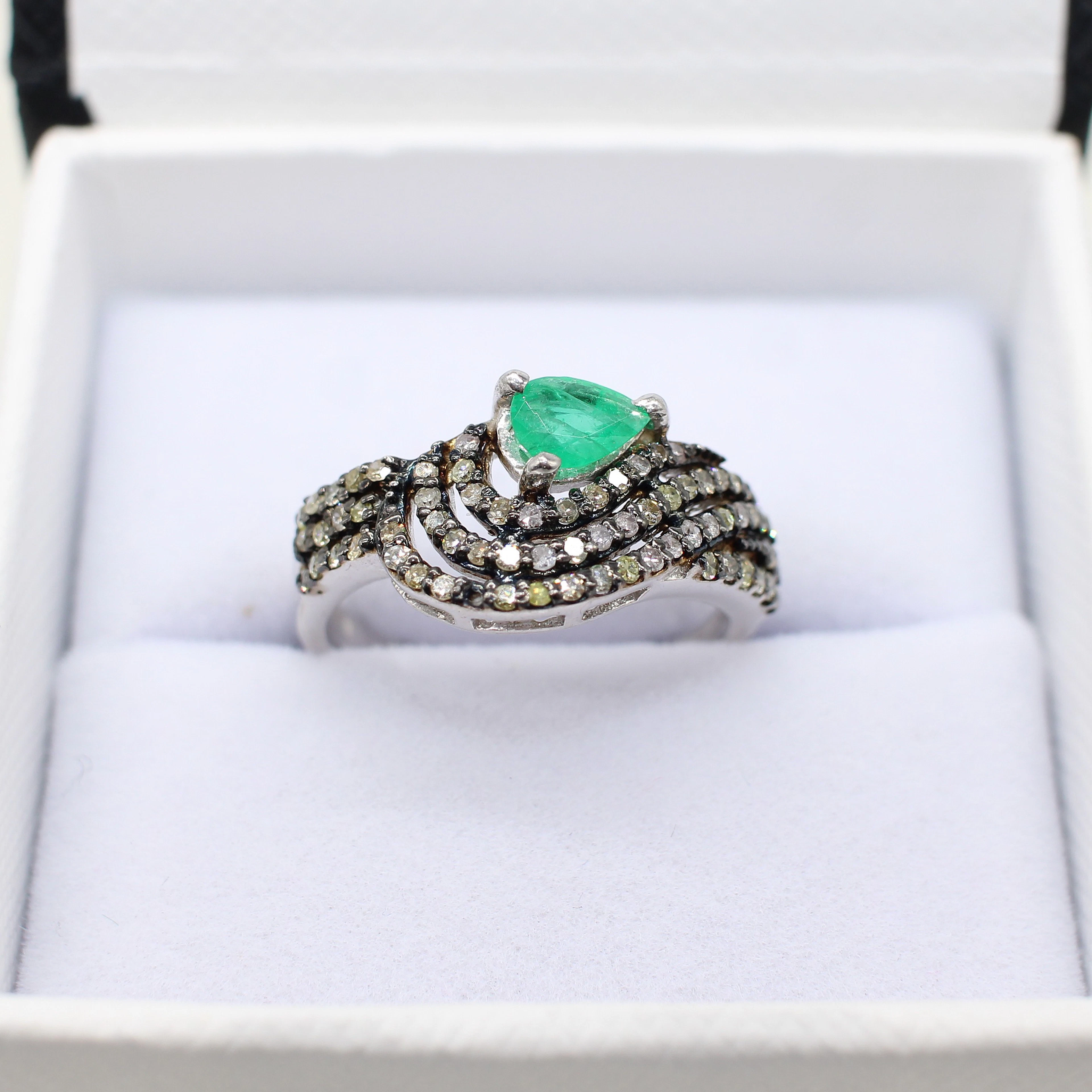 EMERALD & DIAMOND RING.