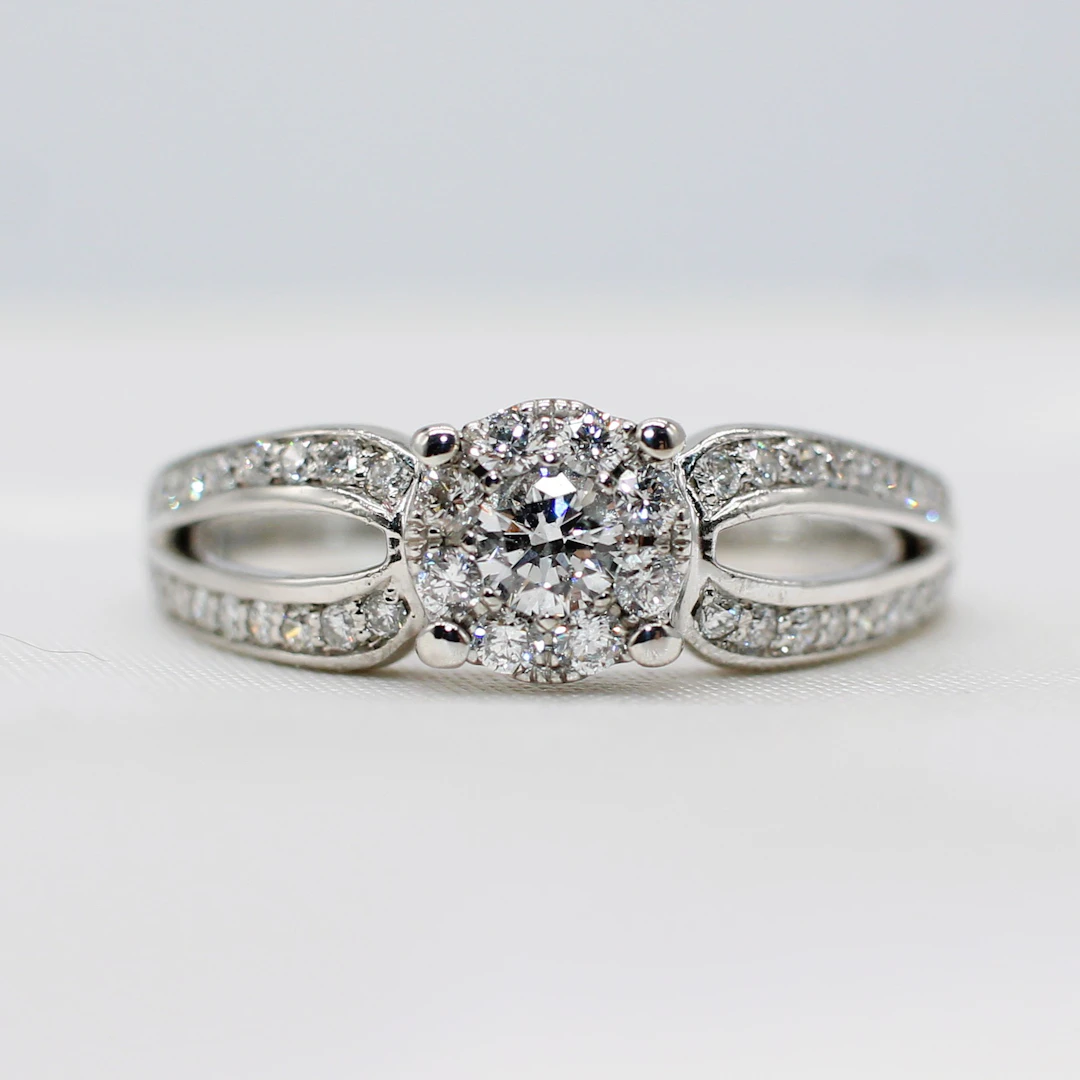WHITE GOLD DIAMOND CLUSTER RING.