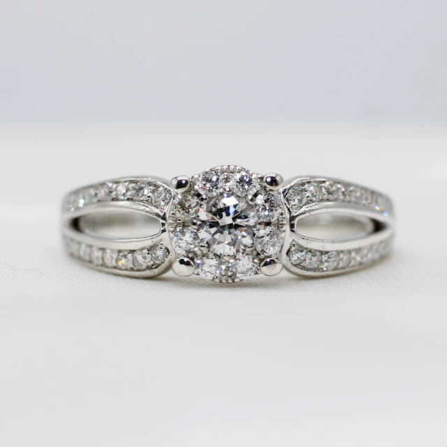 WHITE GOLD DIAMOND CLUSTER RING.