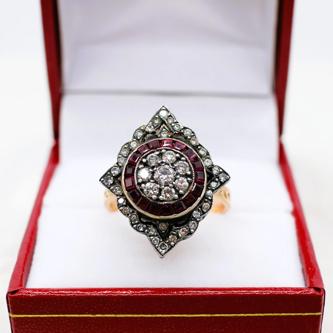RUBY & DIAMOND RING.