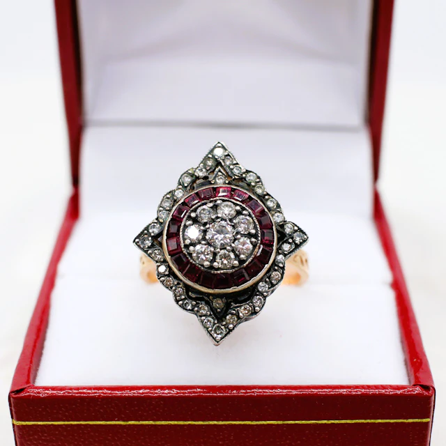 RUBY & DIAMOND RING.