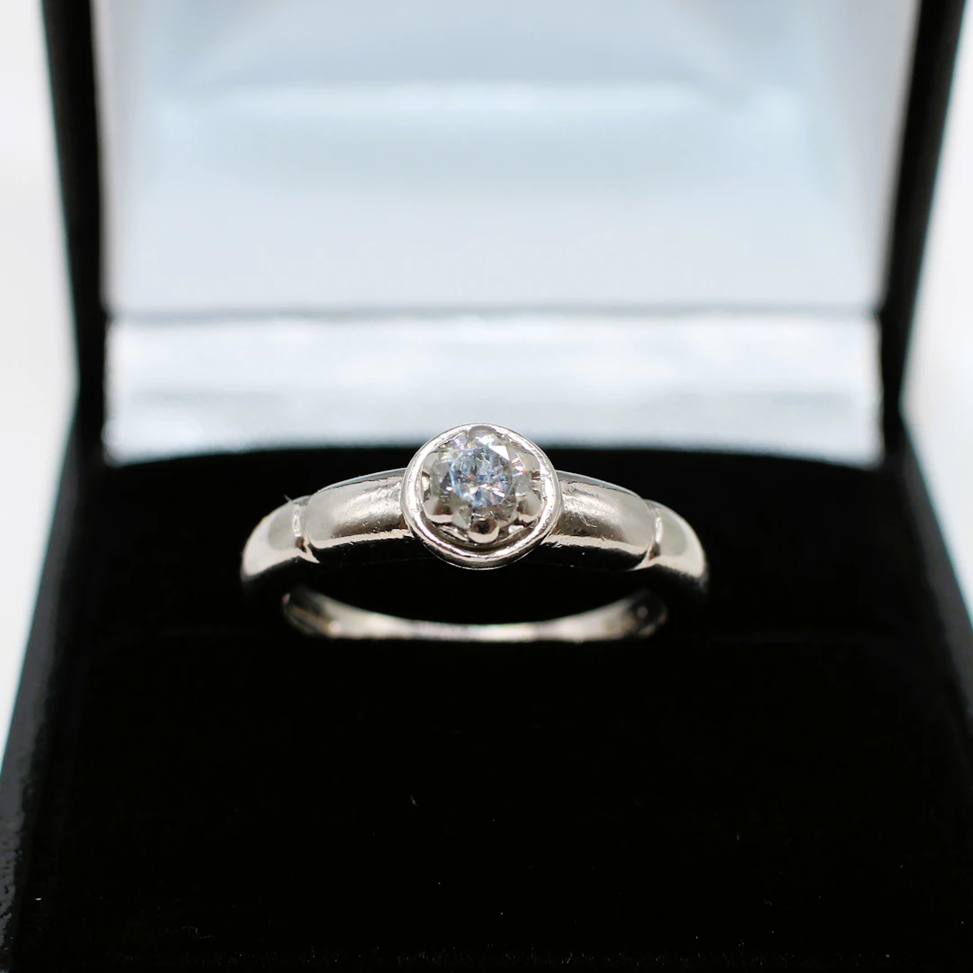 VINTAGE 0.25CT DIAMOND SOLITAIRE RING.