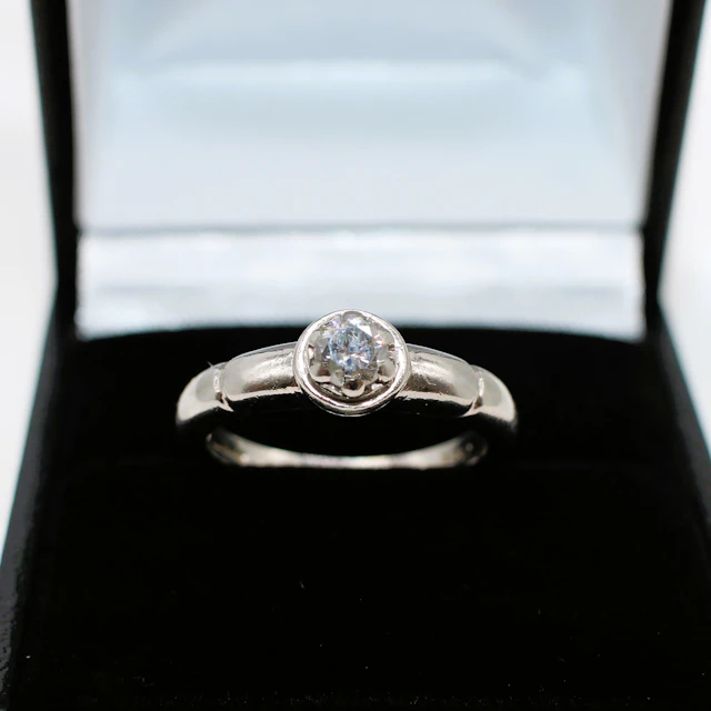 VINTAGE 0.25CT DIAMOND SOLITAIRE RING.