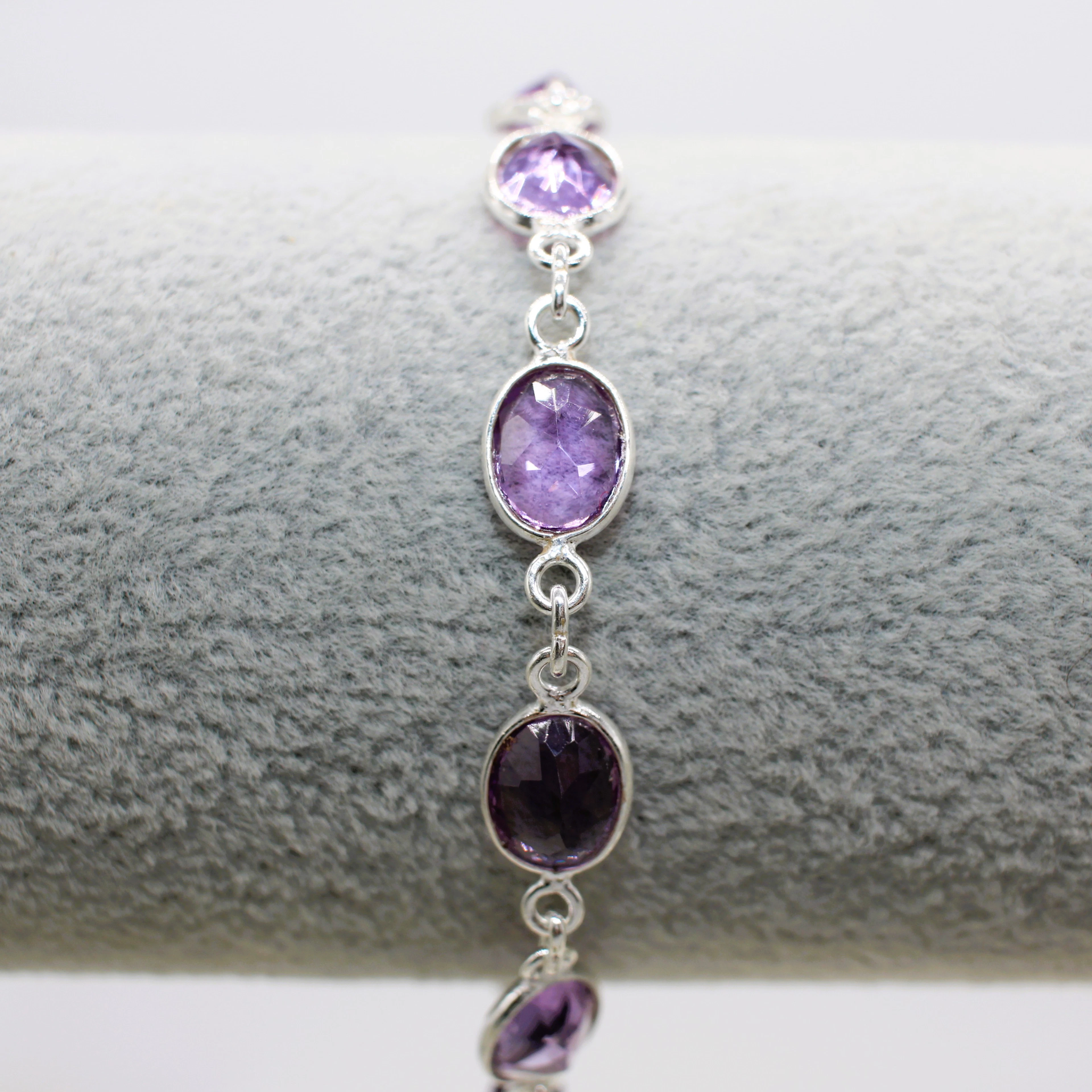 AMETHYST LINE BRACELET IN 925 SILVER.
