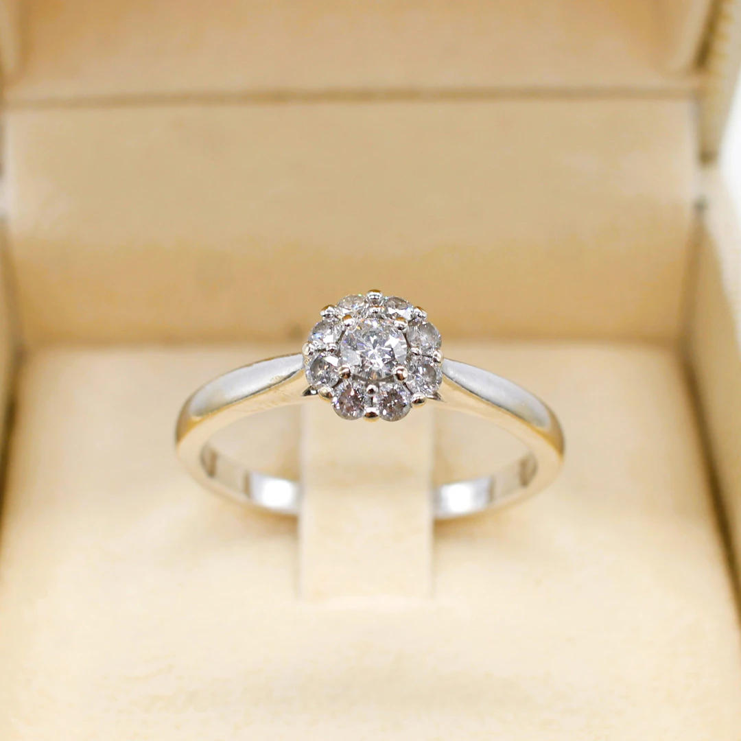0.50CT DIAMOND CLUSTER RING.