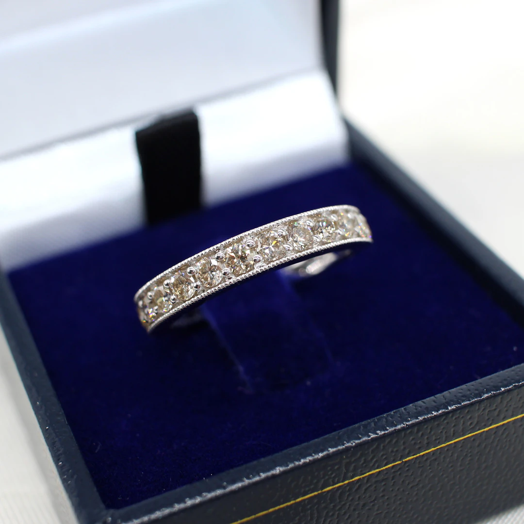 0.75CT DIAMOND ETERNITY RING.