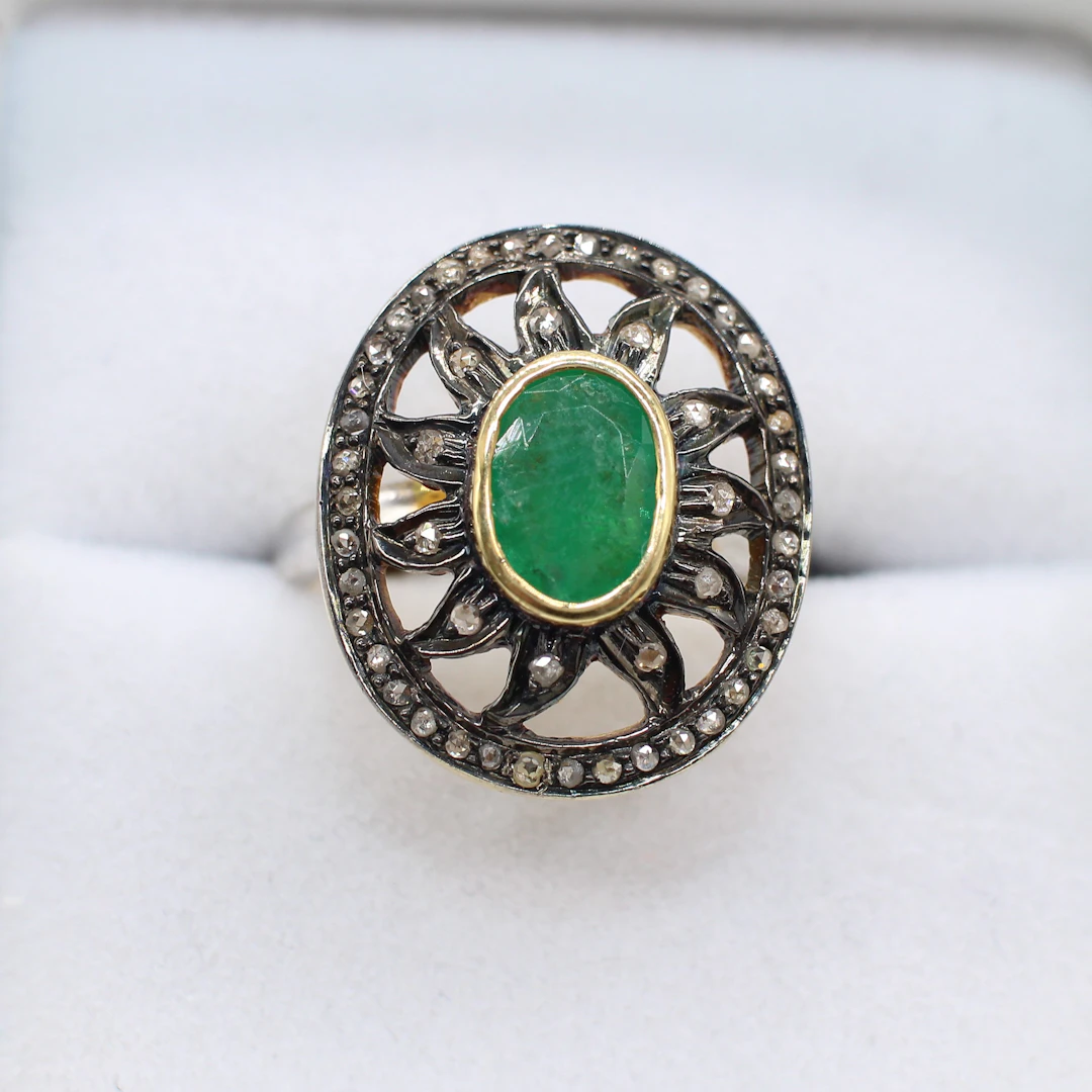 EMERALD & DIAMOND RING.