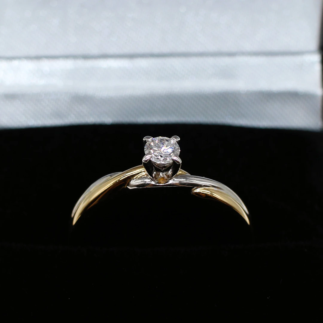 14K WHITE GOLD DIAMOND SOLITAIRE RING.