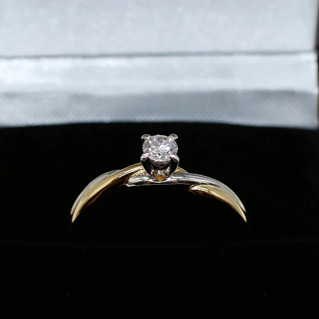14K WHITE GOLD DIAMOND SOLITAIRE RING.