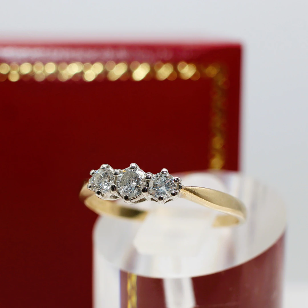 9K YELLOW GOLD TRILOGY RING.