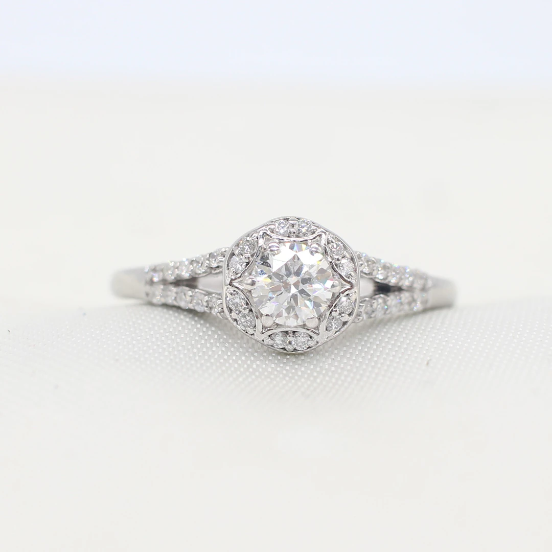0.65CT DIAMOND CLUSTER RING.