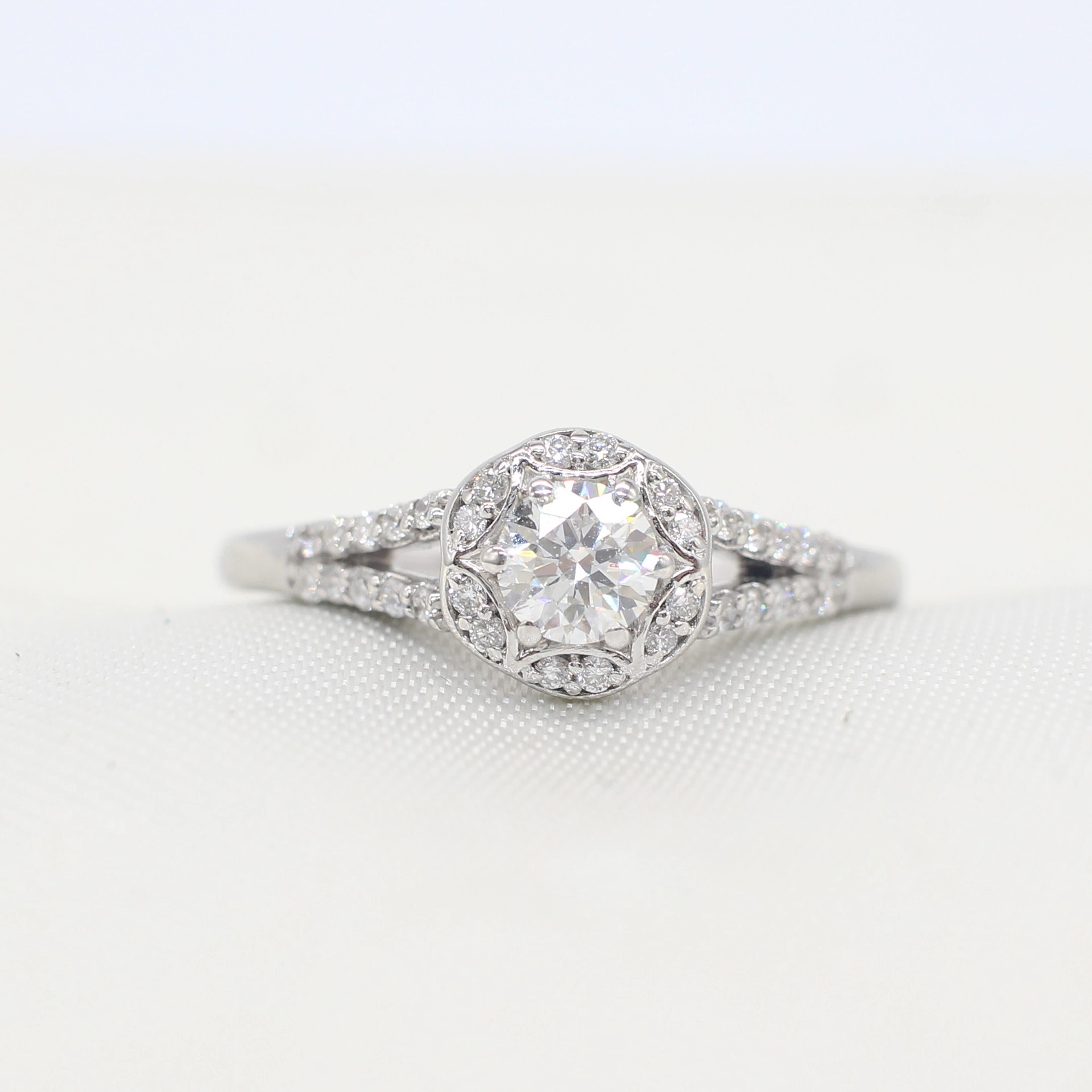 0.65CT DIAMOND CLUSTER RING.